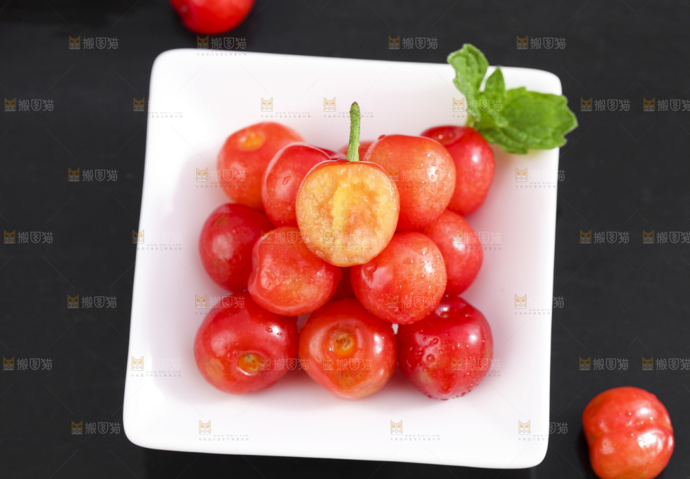 碟子里放着剥皮的黄樱桃