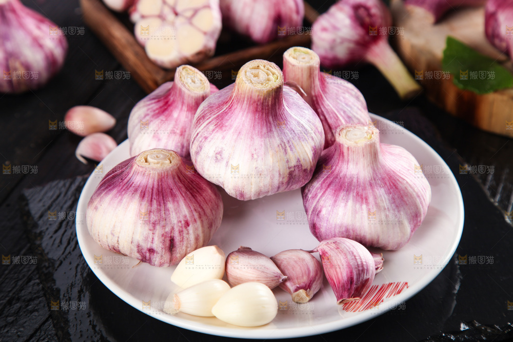 盘子里装着紫皮大蒜