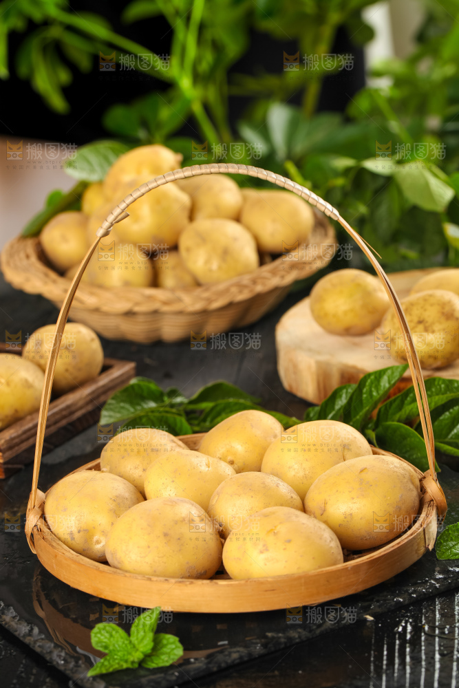 竹篮里装着小土豆