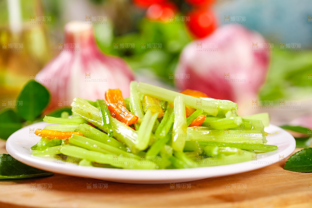 木垫上放着一盘清炒芹菜