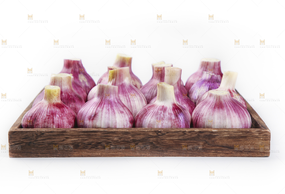 盘子里装着云南紫皮蒜