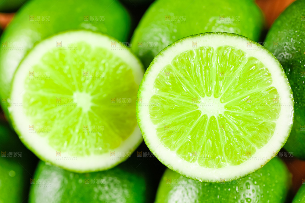 切开的无籽青柠檬