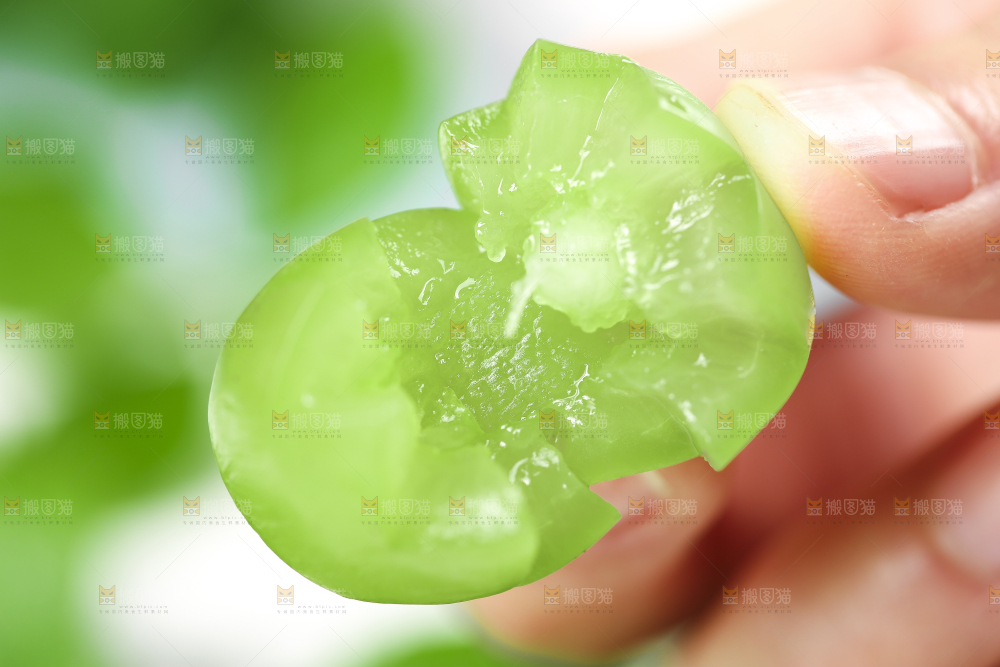 手里拿着无籽青提