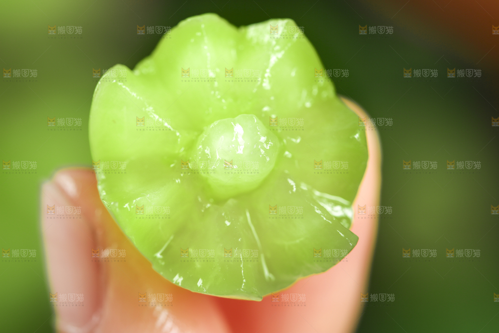 手里拿着无籽青提