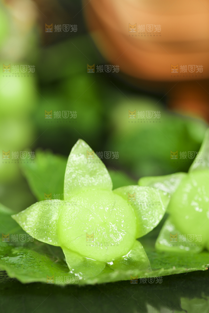 叶子上放着剥皮的的无籽青提