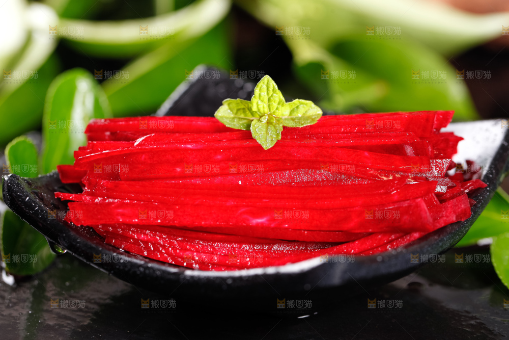 盘子里装着切丝的甜菜根