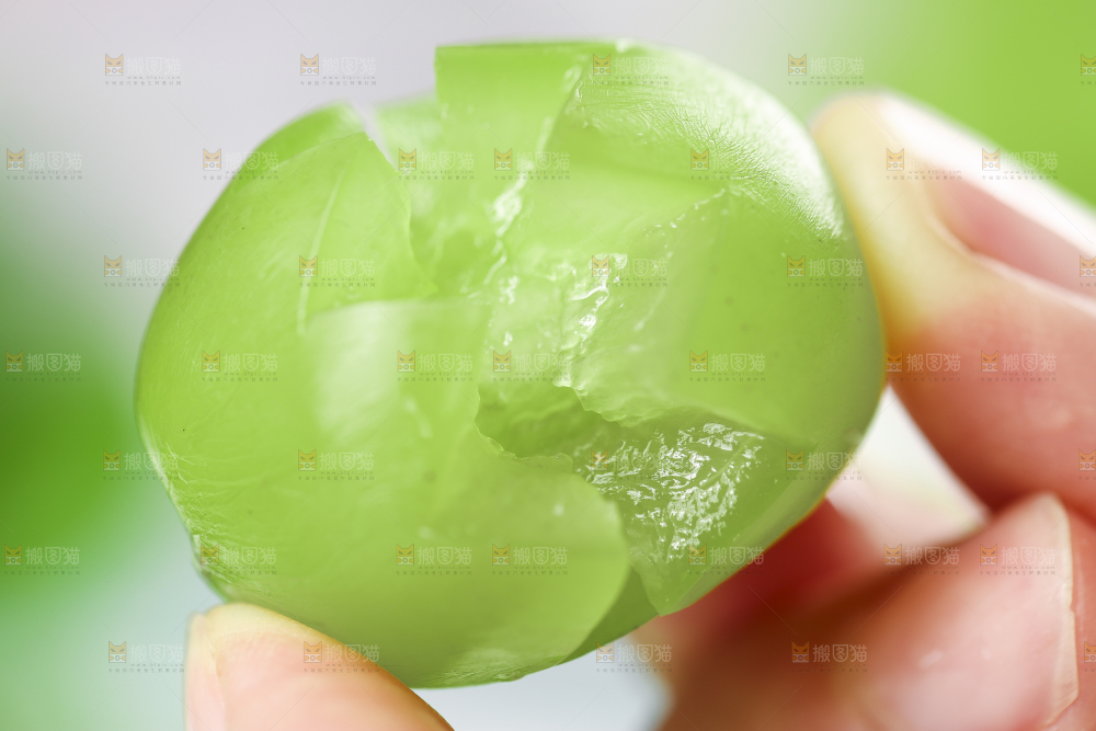 手里拿着无籽青提