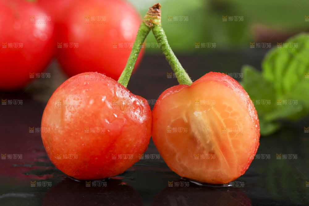 碟子里放着剥皮的黄樱桃