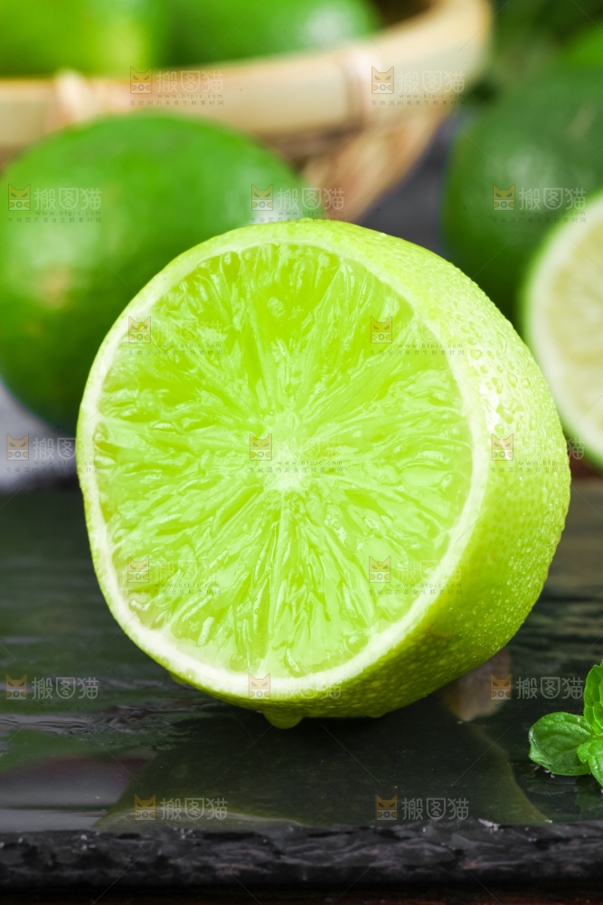 黑底上放着切开的薄皮青柠檬
