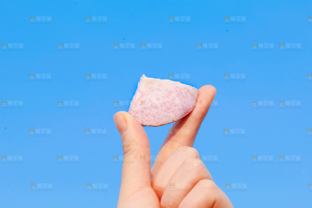 手里拿着紫藤芋头