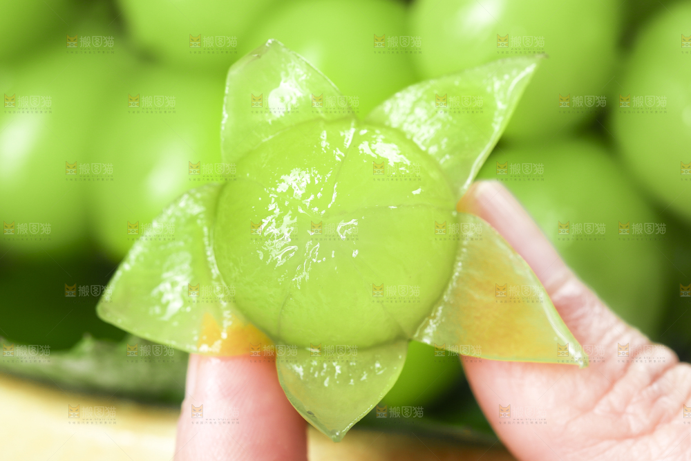 剥皮的无籽青提