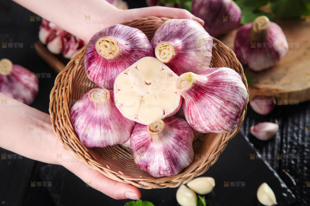 竹篮里装着紫皮大蒜