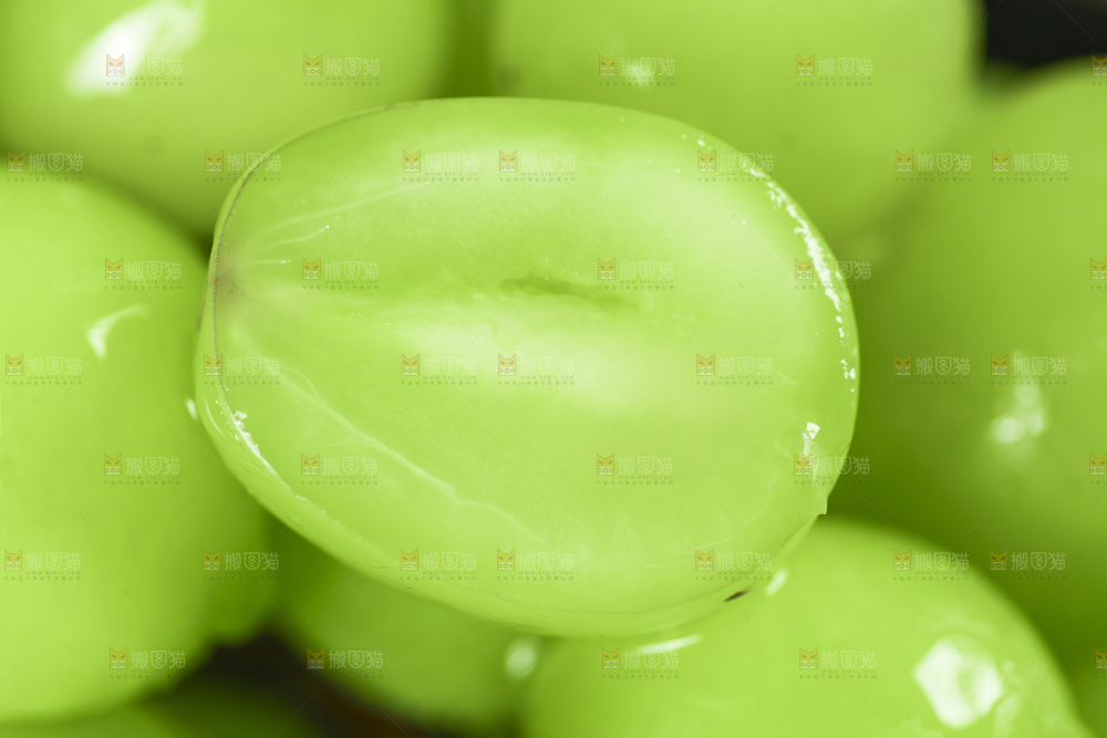 剥皮的无籽青提