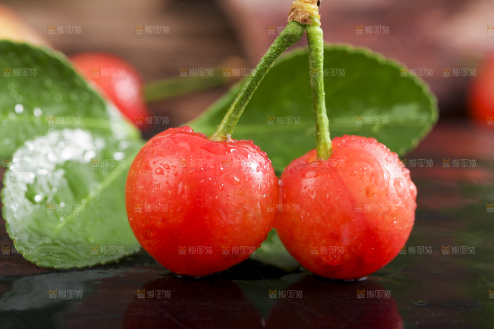 黑石垫上放着黄樱桃