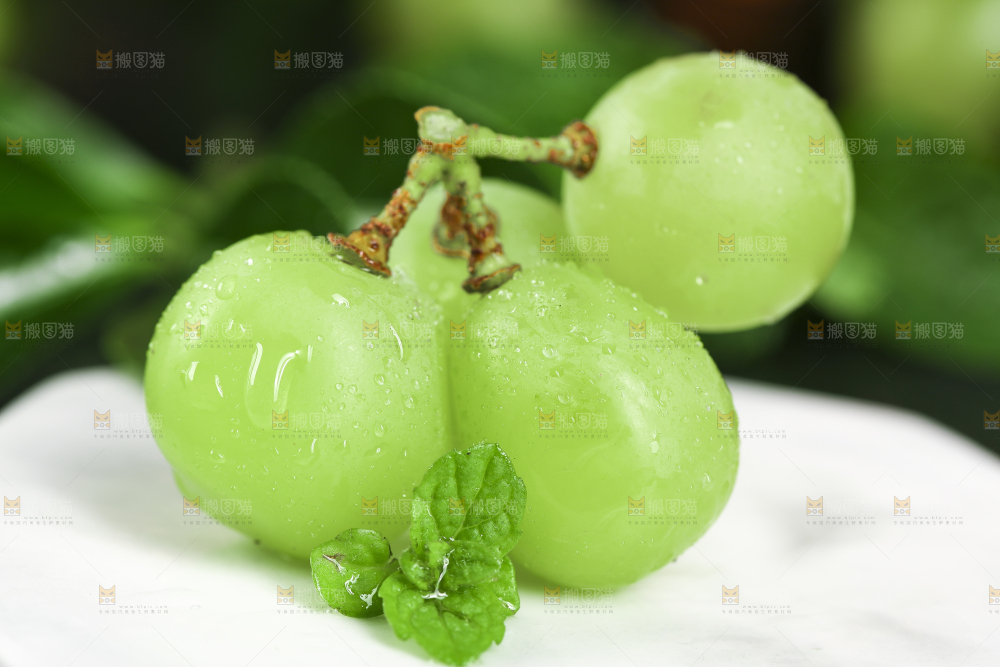 石板上放着无籽青提