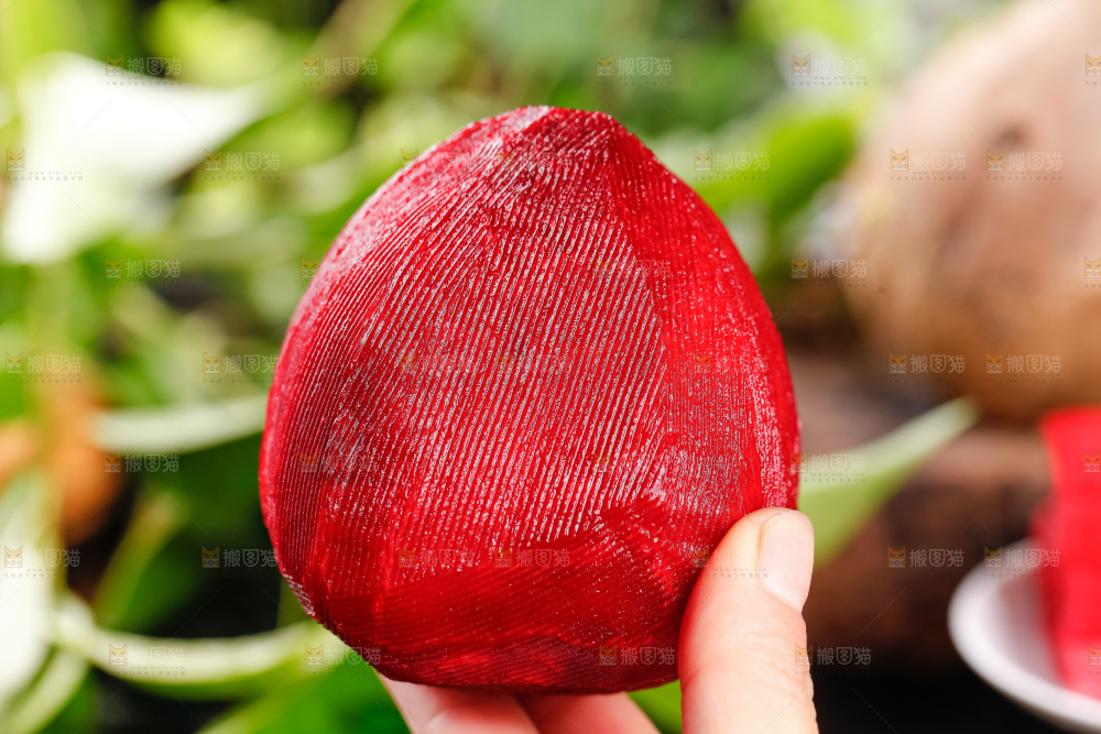 手里拿着甜菜根