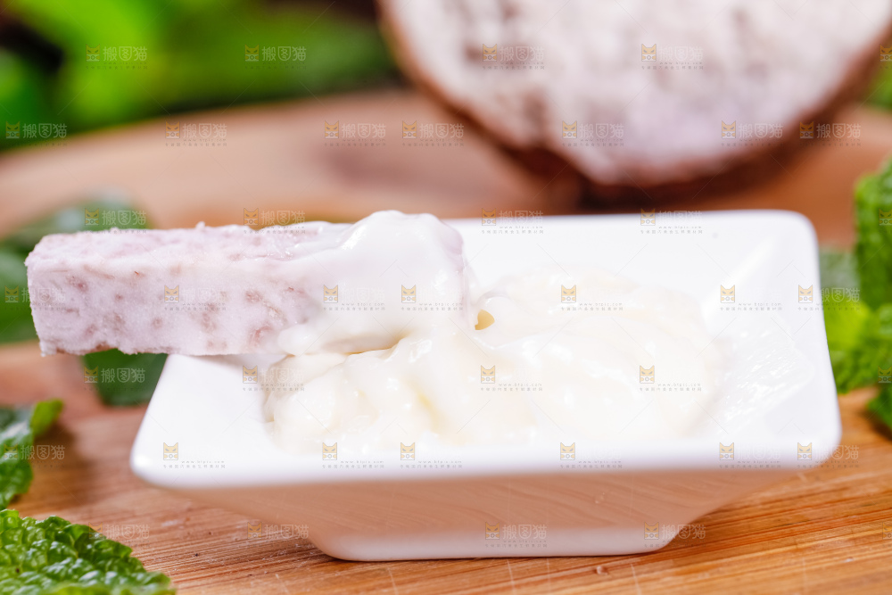 蘸着酱的大芋头