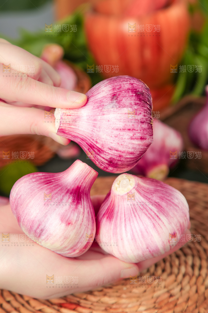 手里拿着紫皮蒜