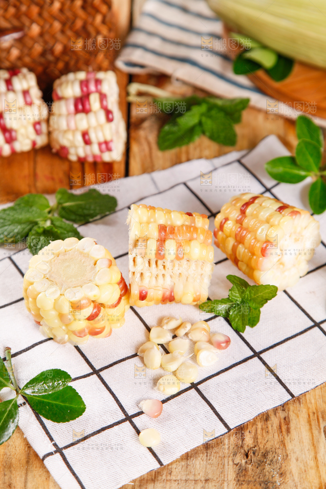 布垫上放着花玉米