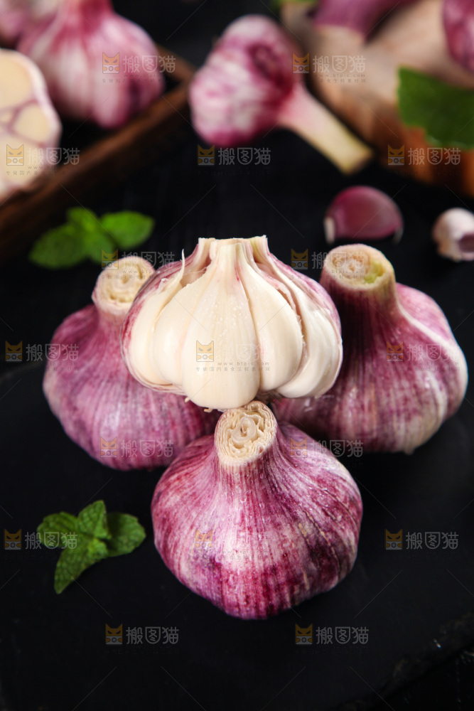 黑石板上放着紫皮大蒜