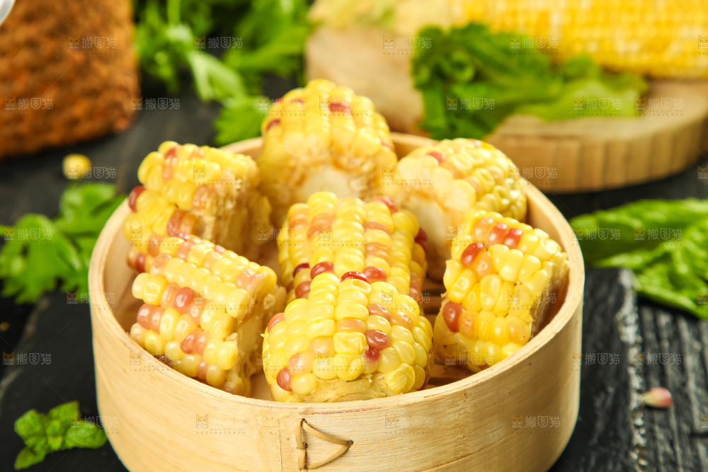 竹笼里装着糯玉米粒