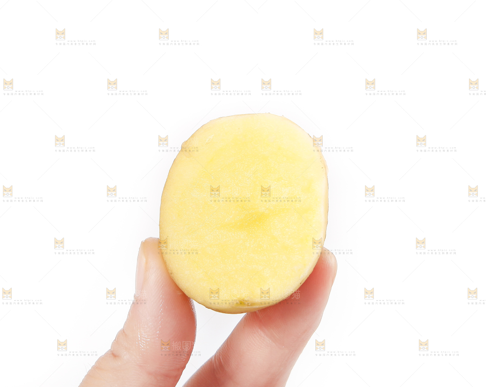 手里拿着土豆