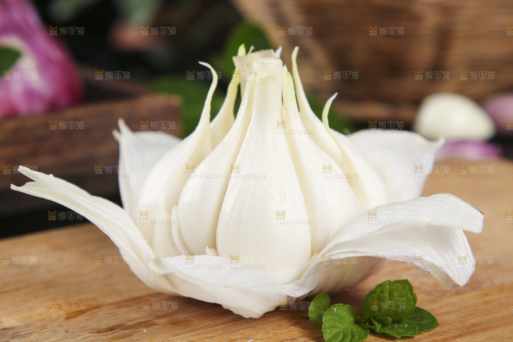 木板上放着剥开的云南紫皮蒜
