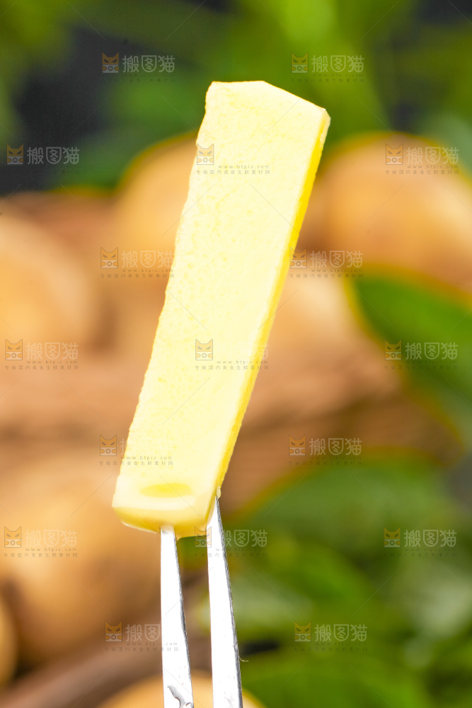 叉子插着小土豆