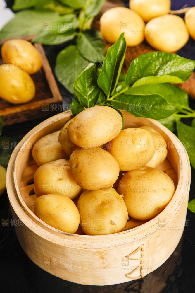 竹笼里放着云南小土豆
