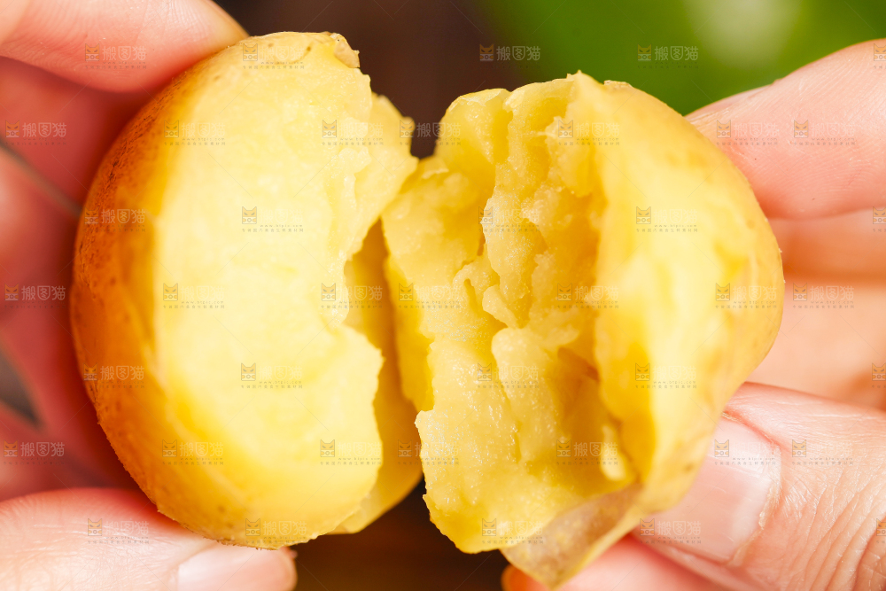 手里拿着小土豆