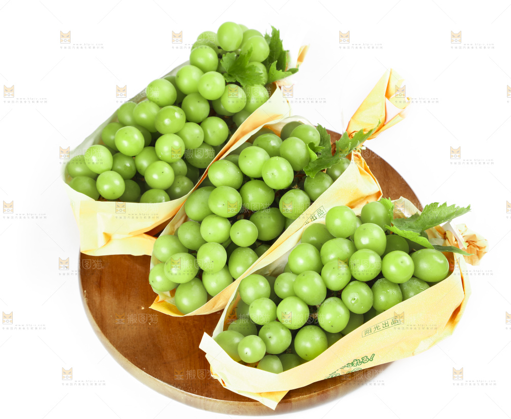 木板上放着阳光玫瑰青提