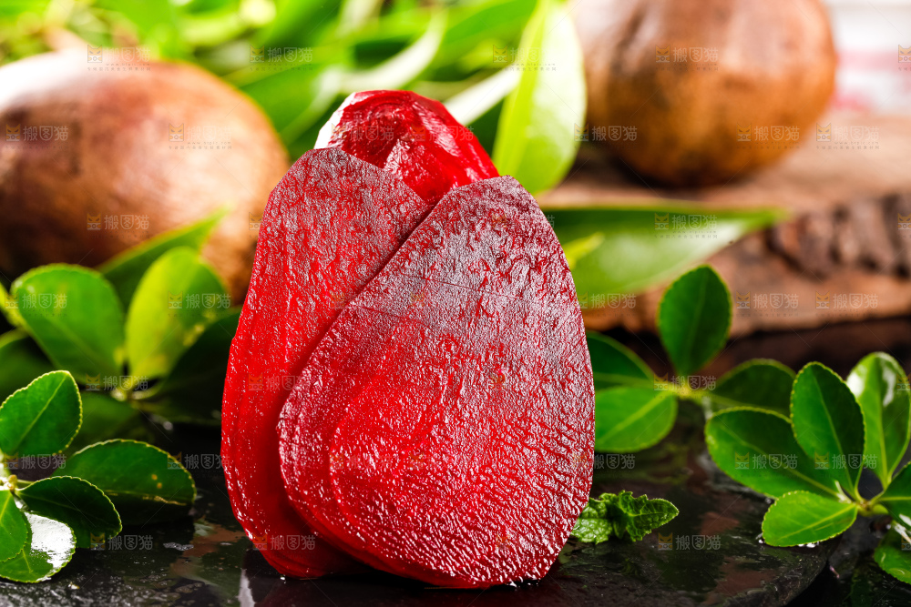 黑石板上切开的放着甜菜根