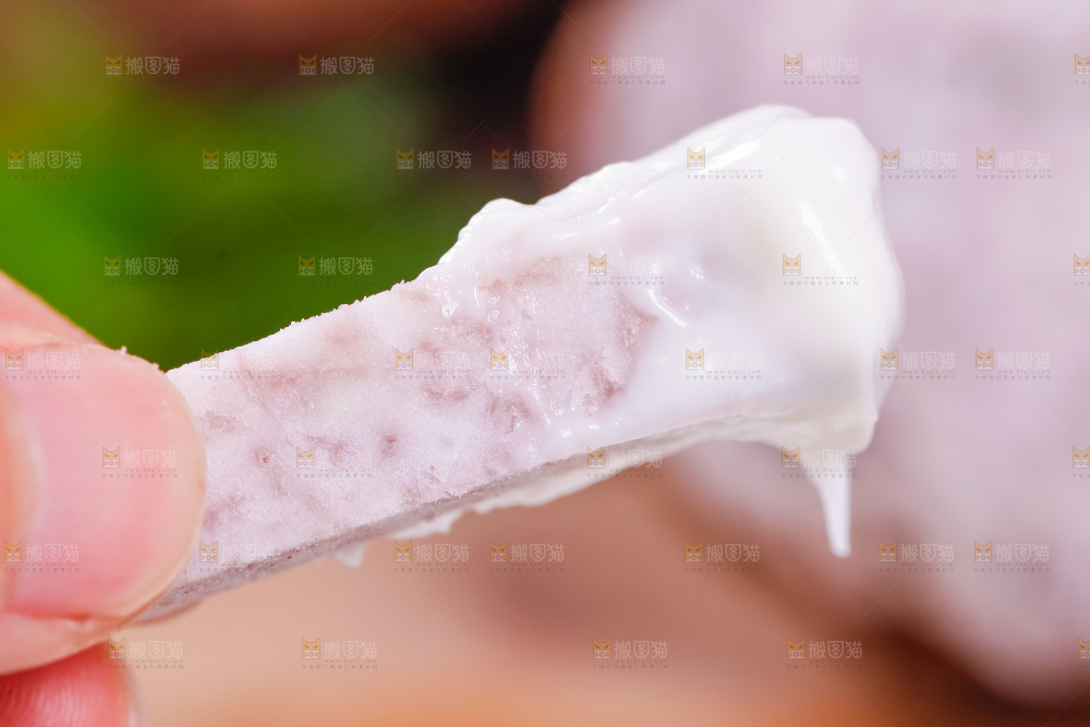 蘸着酱的大芋头