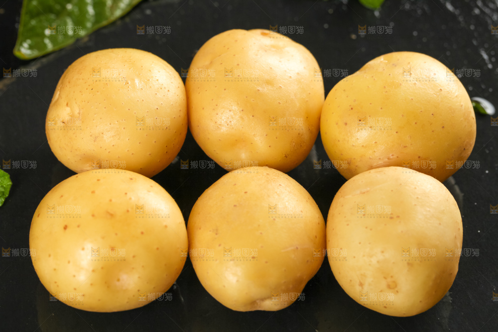黑石板上放着小土豆