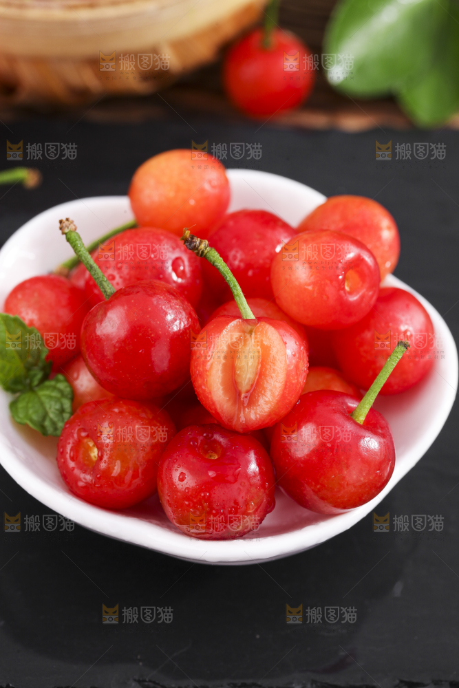 碟子里放着剥皮的黄樱桃