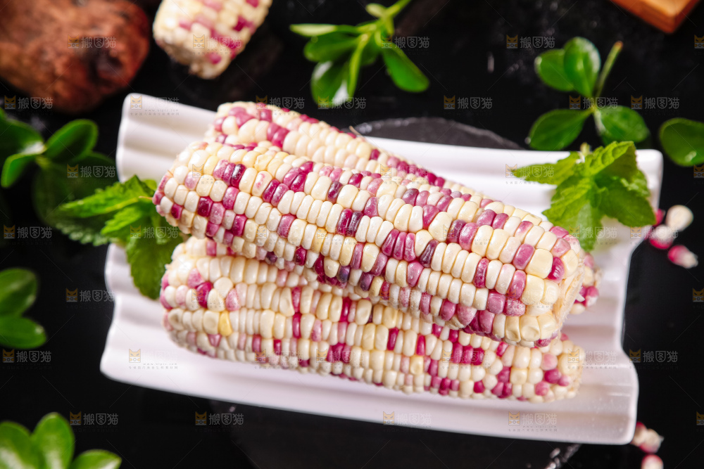 盘子里装着剥皮的花糯玉米
