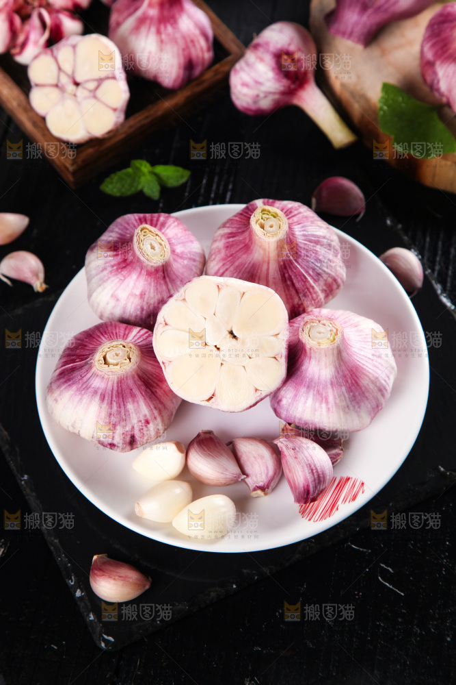 盘子里装着紫皮大蒜