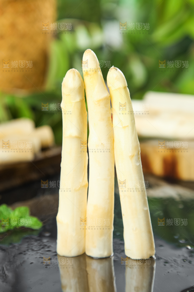 黑石板上放着百芦笋