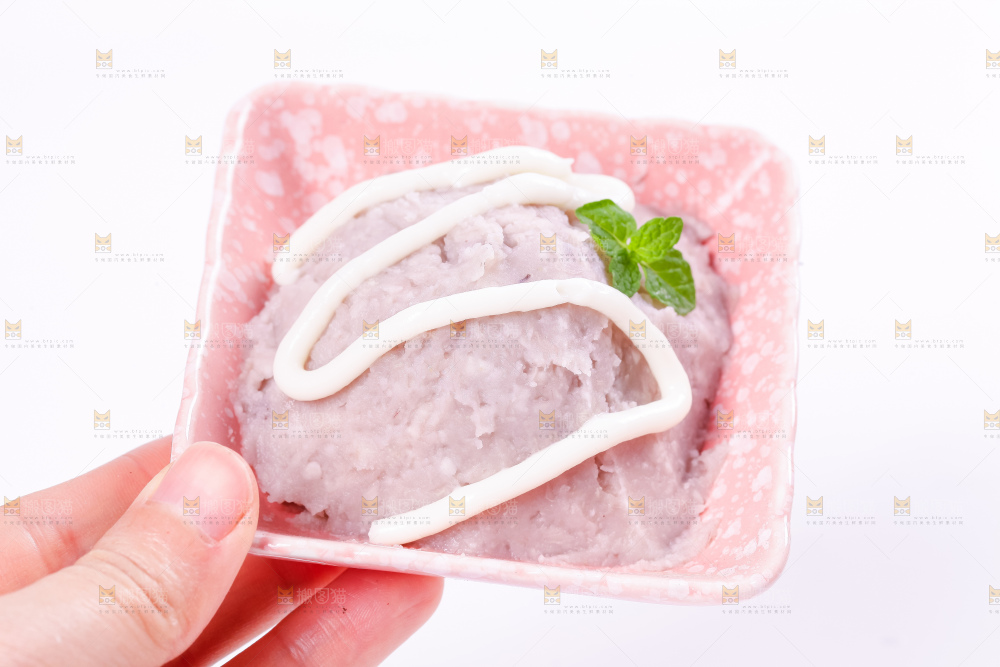 碟子里装着大芋头泥