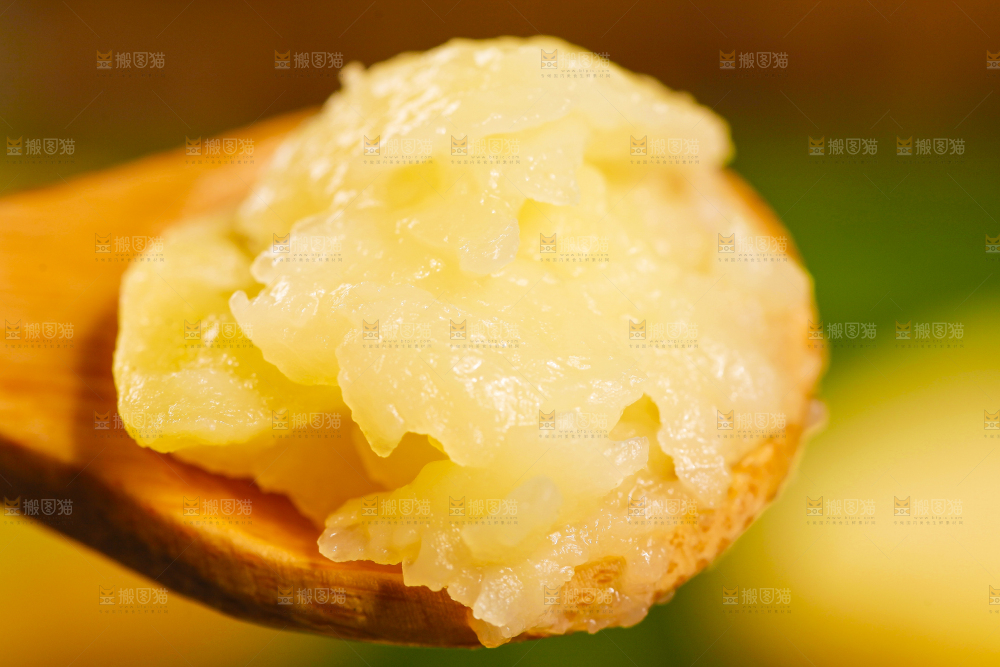 勺子里装着土豆泥