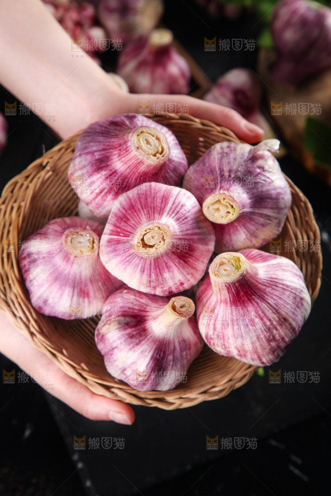 竹篮里装着紫皮大蒜
