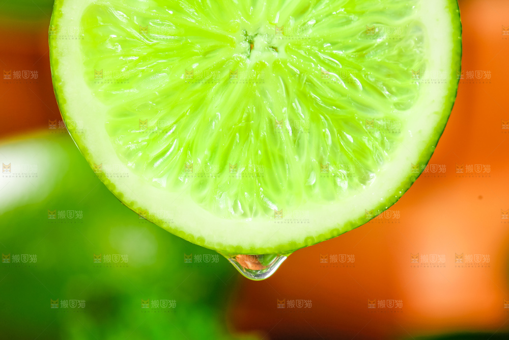 手里拿着无籽青柠檬