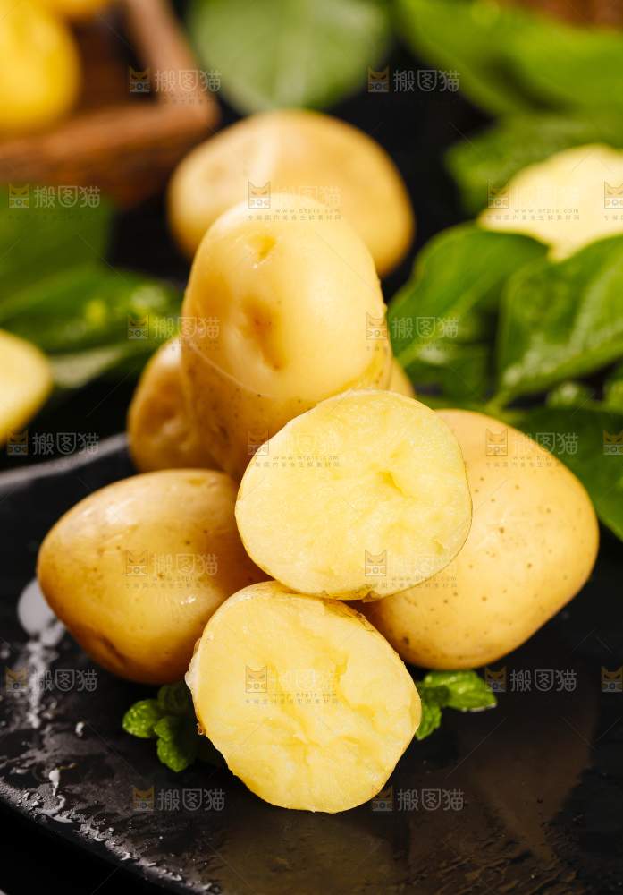 黑石板上放着小土豆