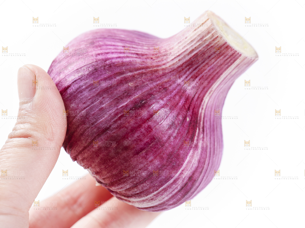 手里拿着紫皮蒜