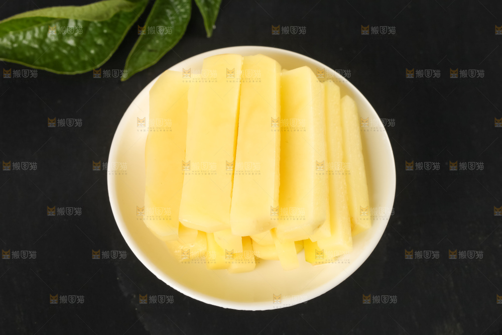 盘子里装着小土豆