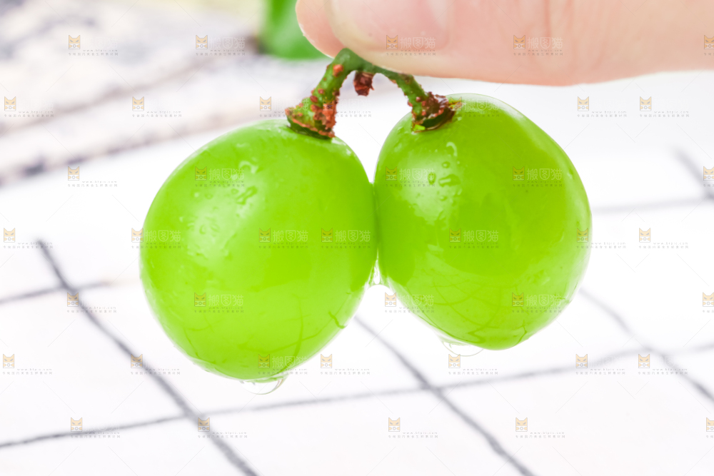 手里拿着阳光玫瑰葡萄