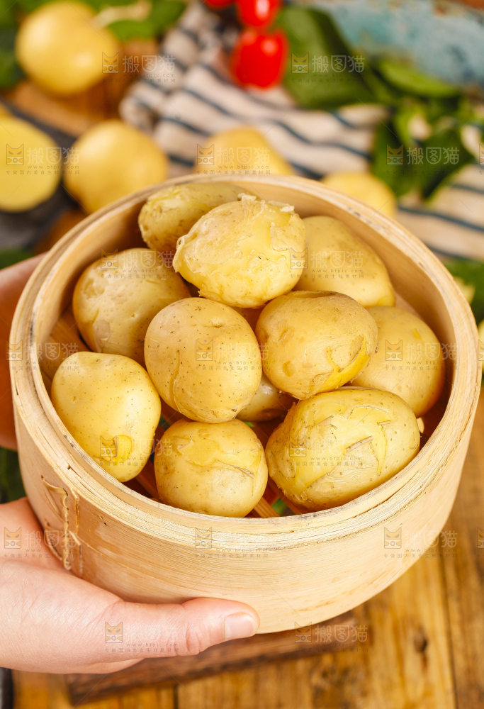竹笼里放着小土豆