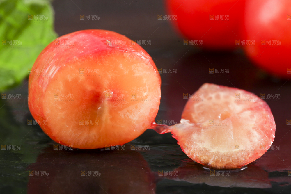 黑石板上放着剥皮的黄樱桃