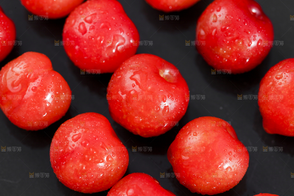 黑石板上放着黄樱桃