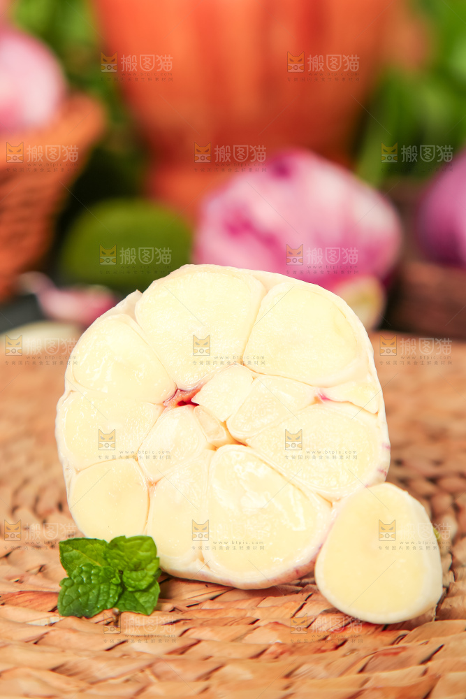 竹垫上放着紫皮蒜